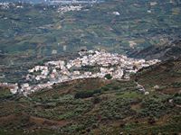 Le village de Kroussonas en Crète. Kroussonas vu depuis le plateau de Livadi (auteur C. Messier). Cliquer pour agrandir l'image.