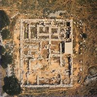 Le village de Malia en Crète. Vue aérienne de la nécropole de Chryssolakkos. Cliquer pour agrandir l'image.