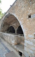 Le village de Malia en Crète. Grande fontaine du village de Krassi. Cliquer pour agrandir l'image.