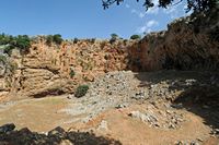 Le village de Marathos en Crète. Le gouffre de Voulismeno Aloni. Cliquer pour agrandir l'image.