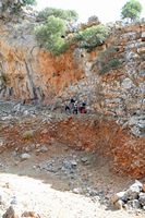 Le village de Marathos en Crète. Varappe dans le gouffre de Voulismeno Aloni. Cliquer pour agrandir l'image.