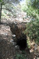 Le village de Marathos en Crète. L'entrée de la grotte de Doxa. Cliquer pour agrandir l'image.