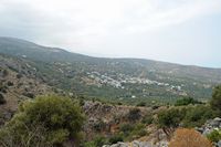 Le village de Milatos en Crète. Le village vu depuis la grotte. Cliquer pour agrandir l'image.
