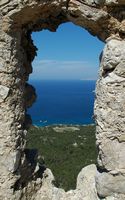 Le village et le château de Monolithos sur l’île de Rhodes. Meurtrière de la forteresse de Monolithos. Cliquer pour agrandir l'image.