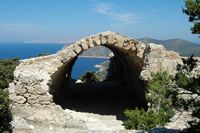 Le village et le château de Monolithos sur l’île de Rhodes. Ancienne chapelle de la forteresse de Monolithos. Cliquer pour agrandir l'image.