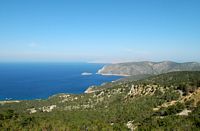 Vista de la costa hacia el norte desde la fortaleza de Monolithos en Rodas. Haga clic para ampliar la imagen.