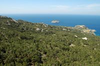 Le village et le château de Monolithos sur l’île de Rhodes. Vue de la côte vers le sud depuis la forteresse de Monolithos. Cliquer pour agrandir l'image.