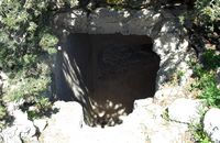 Regenbak van het kasteel van Monolithos in Rhodos. Klikken om het beeld te vergroten.