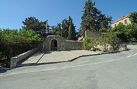 Le village de Myrtia en Crète. Entrée du monastère Saint-Georges Epanosifis à Metaxochori. Cliquer pour agrandir l'image.