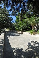 Le village de Myrtia en Crète. Allée du monastère Saint-Georges Epanosifis à Metaxochori. Cliquer pour agrandir l'image.