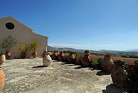 Le village de Myrtia en Crète. Terrasse du monastère Saint-Georges Epanosifis à Metaxochori. Cliquer pour agrandir l'image.