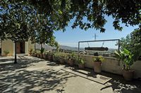 Le village de Myrtia en Crète. Terrasse du monastère Saint-Georges Epanosifis à Metaxochori. Cliquer pour agrandir l'image.