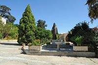 Le village de Myrtia en Crète. Statue du monastère Saint-Georges Epanosifis à Metaxochori. Cliquer pour agrandir l'image.
