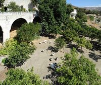 Le village de Myrtia en Crète. Basse-cour du monastère Saint-Georges Epanosifis à Metaxochori. Cliquer pour agrandir l'image.