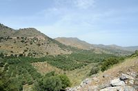 Le village de Néapolis en Crète. La plaine karstique de Néapoli vue depuis la cité antique de Dréros. Cliquer pour agrandir l'image.