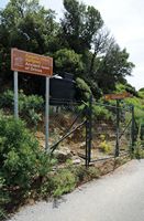 Le village de Néapolis en Crète. Entrée du site archéologique de la cité antique de Dréros. Cliquer pour agrandir l'image.