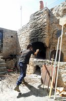 Le village de Néapolis en Crète. Cuisson du pain au four à bois au monastère d'Aréti. Cliquer pour agrandir l'image.