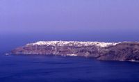 Le village d'Oia à Santorin. Oia vu à partir de Fira. Cliquer pour agrandir l'image.