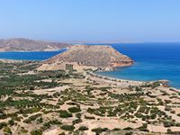 Le village de Palékastro en Crète. La colline de Kastri vue depuis le sommet de Petsofas (auteur Olaf Tausch). Cliquer pour agrandir l'image.