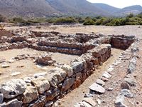 Le village de Palékastro en Crète. Le bâtiment 4 du site archéologique de Roussolakos (auteur Olaf Tausch). Cliquer pour agrandir l'image.