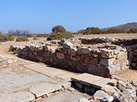 Le village de Palékastro en Crète. La rue du Port du site archéologique de Roussolakos (auteur Olaf Tausch). Cliquer pour agrandir l'image.