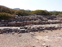 Le village de Palékastro en Crète. La rue principale du site archéologique de Roussolakos (auteur Olaf Tausch). Cliquer pour agrandir l'image.