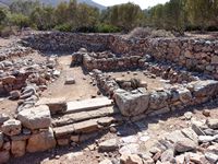 Le village de Palékastro en Crète. La maison N du site archéologique de Roussolakos (auteur Olaf Tausch). Cliquer pour agrandir l'image.