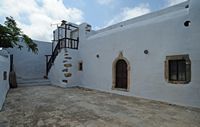 Le village de Palékastro en Crète. Cour latérale du monastère du Toplou. Cliquer pour agrandir l'image.