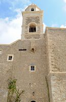 Le village de Palékastro en Crète. Le clocher du monastère du Toplou. Cliquer pour agrandir l'image.