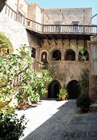 Le village de Palékastro en Crète. Le cloître du monastère du Toplou. Cliquer pour agrandir l'image.