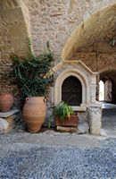 Le village de Palékastro en Crète. Le puits du monastère du Toplou. Cliquer pour agrandir l'image.