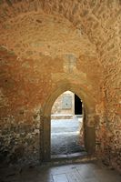 Le village de Palékastro en Crète. Porte du cloître du monastère du Toplou. Cliquer pour agrandir l'image.