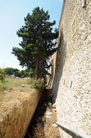 Le village de Palékastro en Crète. Muraille du monastère du Toplou. Cliquer pour agrandir l'image.