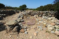Le village de Palékastro en Crète. Sol en grès marneux d'une maison du site archéologique de Roussolakkos. Cliquer pour agrandir l'image.