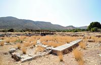 Le village de Palékastro en Crète. Le site archéologique de Roussolakkos. Cliquer pour agrandir l'image.