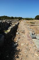 Le village de Palékastro en Crète. Grand-rue du site archéologique de Roussolakkos. Cliquer pour agrandir l'image.