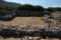 Le village de Palékastro en Crète. Îlot D du site archéologique de Roussolakkos. Cliquer pour agrandir l'image.