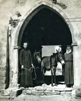 Le village de Palékastro en Crète. Porte du monastère du Toplou vers 1950 (auteur Claude Dervenn). Cliquer pour agrandir l'image.