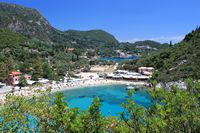 Le village de Paleokastrítsa à Corfou. La plage d'Agios Petros et la baie d'Agios Spyridon (auteur Liilia Moroz). Cliquer pour agrandir l'image.
