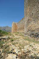 Le village de Patsianos en Crète. La courtine ouest du château de Frangokastello. Cliquer pour agrandir l'image.