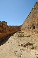 Le village de Patsianos en Crète. L'aile nord du château de Frangokastello. Cliquer pour agrandir l'image.