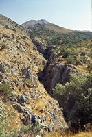 Le village de Patsianos en Crète. Les gorges d'Asfendos (auteur Falk2). Cliquer pour agrandir l'image.