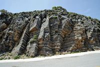 Le village de Patsianos en Crète. Strates géologiques sur la route d'Imbros à Asfendos. Cliquer pour agrandir l'image.