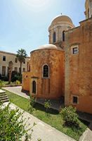 Le monastère d'Agia Triada en Crète. Abside, façade orientale et chapelle latérale de la Source de Vie de l'église. Cliquer pour agrandir l'image.