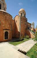 Le monastère d'Agia Triada en Crète. Façade orientale de l'église et la chapelle latérale de la Source de Vie. Cliquer pour agrandir l'image.