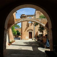 Le monastère d'Agia Triada en Crète. Le narthex de l'église. Cliquer pour agrandir l'image.