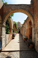Le monastère d'Agia Triada en Crète. L'arcade de la chapelle. Cliquer pour agrandir l'image.