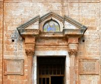 Le monastère d'Agia Triada en Crète. Portail de l'église (auteur Wolfgang Sauber). Cliquer pour agrandir l'image.