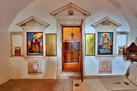 Le monastère d'Agia Triada en Crète. L'ossuaire de la chapelle du Christ Sauveur (auteur Guerinf). Cliquer pour agrandir l'image.