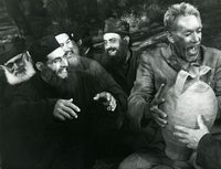 La presqu’île d’Akrotiri en Crète. Zorba avec les moines du monastère d'Agia Triada. Cliquer pour agrandir l'image.